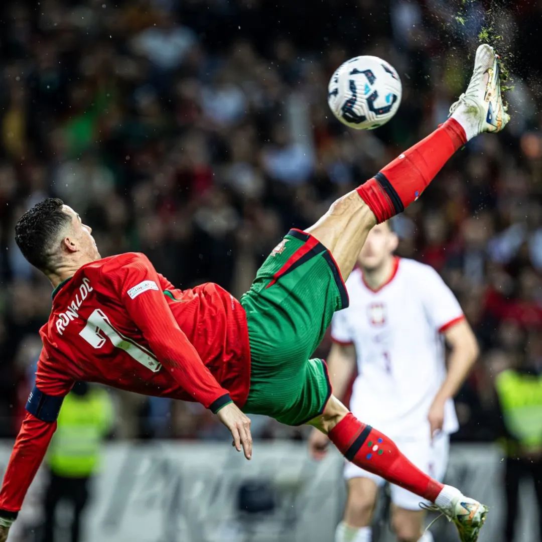 萨拉赫欧冠遭除名！利物浦内讧升级，功勋巨星与俱乐部彻底决裂（欧冠名单不见萨拉赫！利物浦风波加剧，功勋巨星与俱乐部分道扬镳）