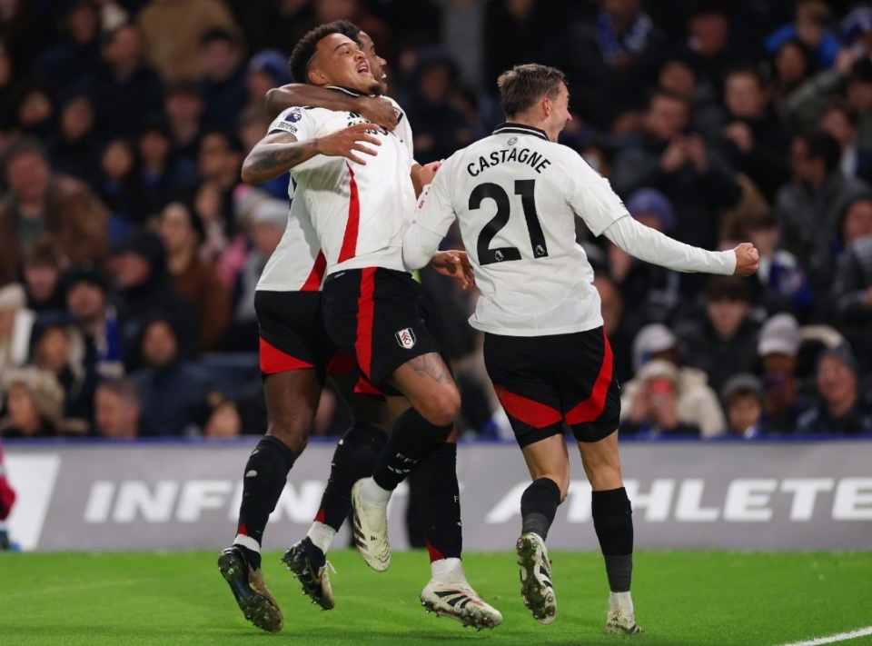 鲍威尔爆发，高诗岩关键三分制胜，山东男篮险胜北京（鲍威尔火力全开，高诗岩致胜三分，山东男篮险挫北京）