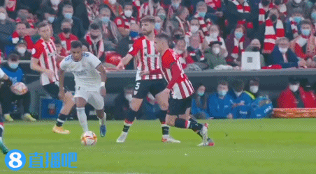 辛辛那提中场吉迪赛后与梅西交换球衣，双方握手并拥抱（赛后辛辛那提中场吉迪与梅西互换球衣，握手相拥致意）