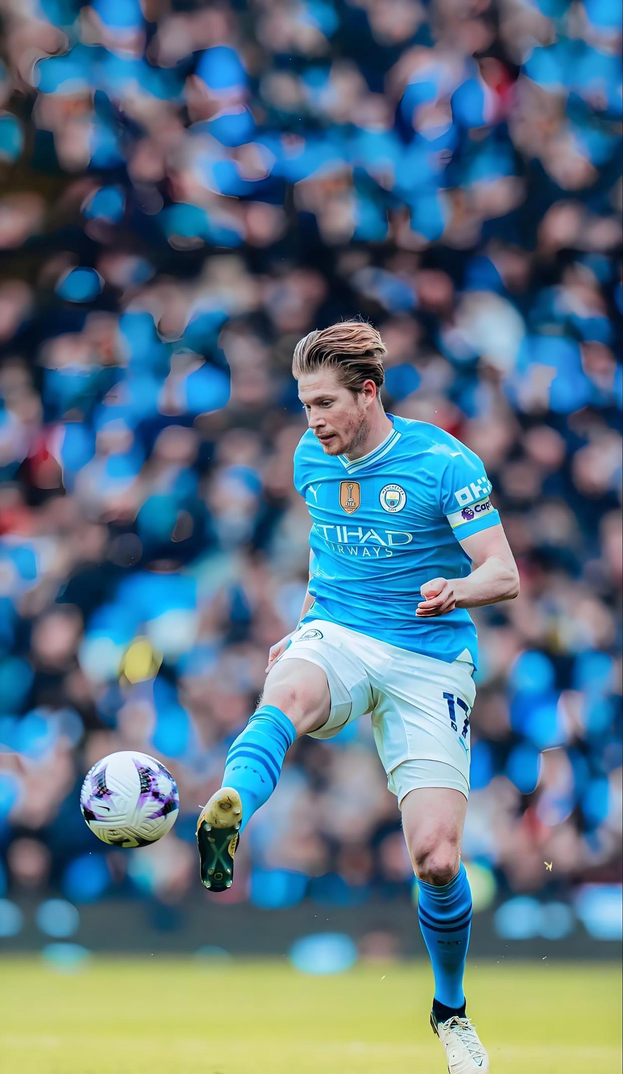 法兰克福客胜后球迷区突发火情，还有球迷从高处坠落后被送医（法兰克福客场取胜后，球迷区突发火情，有球迷高处坠落被送医）