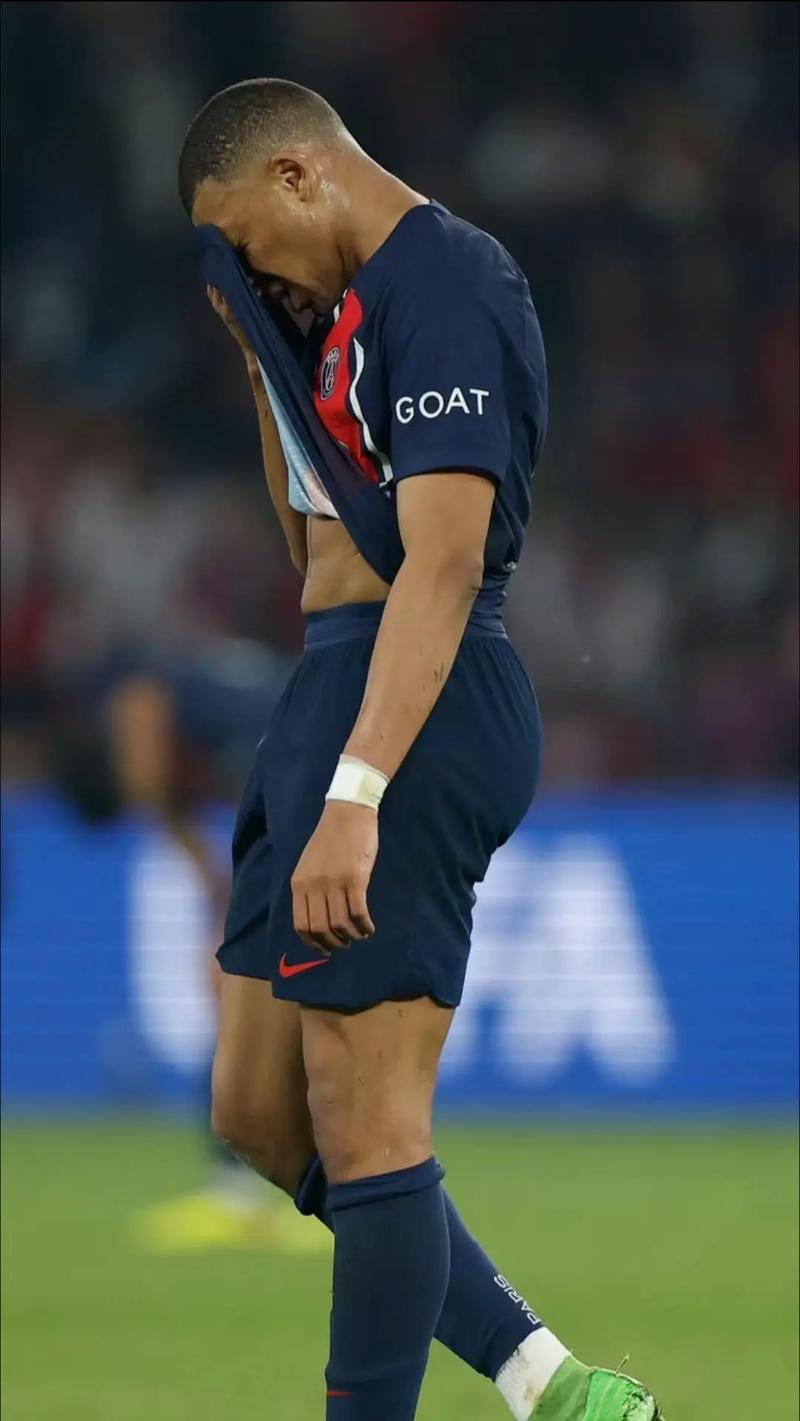 莱万：我经常带伤上场，肋骨骨折也硬撑；不着急决定未来（莱万：带伤出战成常态，肋骨骨折也坚持；未来去留不着急）